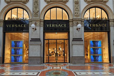 versace collection milano orari|negozio versace vicino a me.